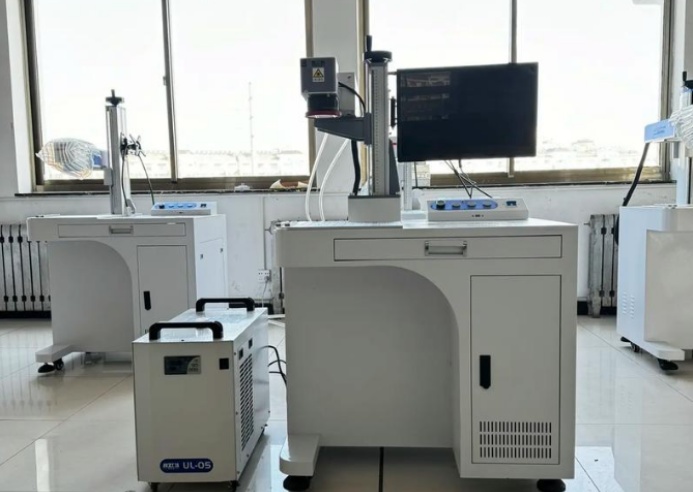 紫外激光打標(biāo)機(jī)在玻璃上的應(yīng)用：原理優(yōu)勢(shì)與實(shí)例