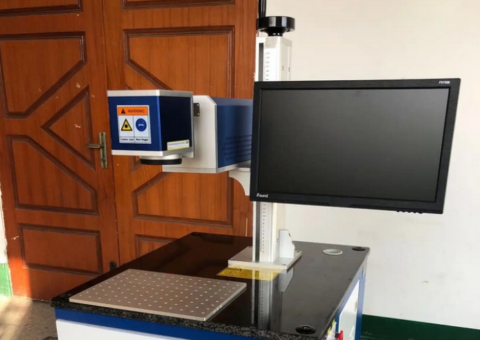 紫外激光打標(biāo)機(jī)與光纖打標(biāo)機(jī)：核心區(qū)別與選型指南