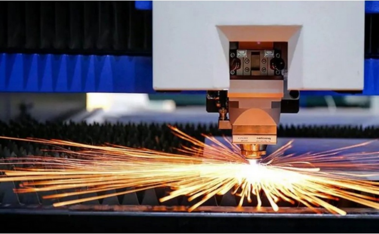 激光膜切機(jī)vs光纖機(jī)：柔性材料與金屬材料設(shè)備價(jià)差分析